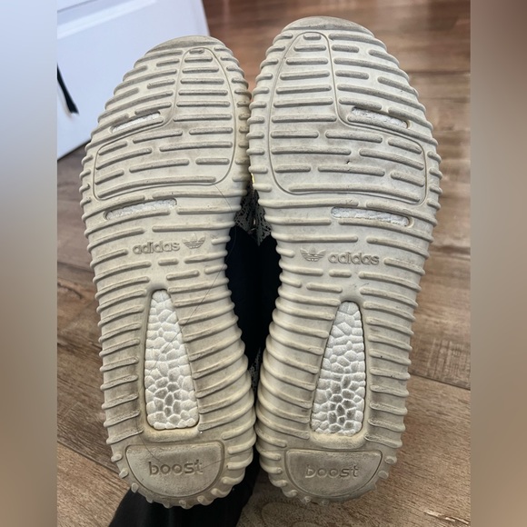 Yeezy 350 Turtlelove.      Size 7.      Worn very good condition.  No box. - Picture 2 of 11